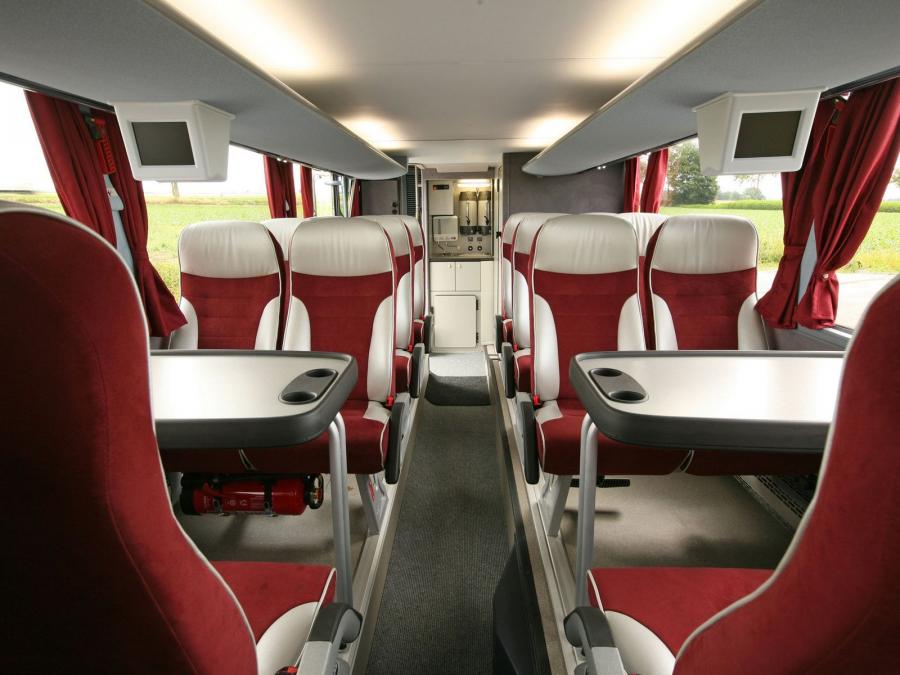 Интерьер Neoplan Skyliner L 2007 года  (фото 10 из 14)